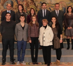 Doña Letizia junto a una representación de la Asociación Semilla para la Integración Social